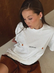 Γυναικείο λευκό βαμβακερό T-shirt με χαριτωμένο τύπωμα αλεπούς σε μοντέρνο casual στυλ