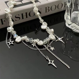 Collana di perle barocche con pendenti a stella e frange argentate su fondo nero