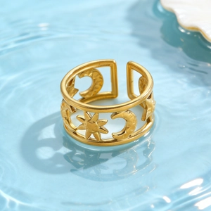 Macro-opname van de 18K vergulde opengewerkte ring met zon-, maan- en ster-hemelmotieven