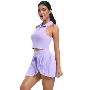 Ensemble de tennis lilas deux pièces avec haut à col polo et mini-jupe plissée sport
