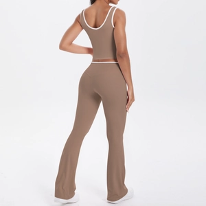 Détails de l'ensemble de yoga marron avec bordure contrastée blanche et taille croisée