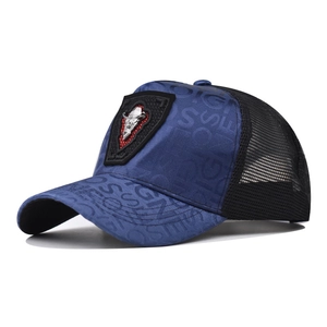 Détail de la casquette bleu roi avec tête de taureau métallique et gaufrage relief