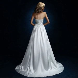 Robe de mariée bustier élégante en satin blanc avec un design classique de laçage au dos