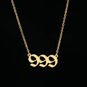 Vue détaillée du pendentif chiffre d'ange 999 doré sur une chaîne en acier minimaliste