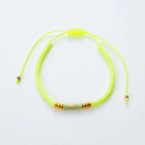 Nahaufnahme von handgefertigtem neongelbem Heishi-Perlenarmband mit verstellbarem Kordelzug
