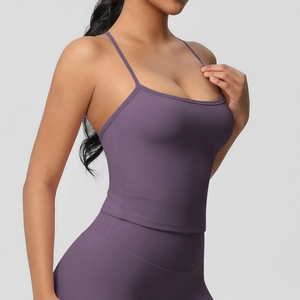 Dettaglio del reggiseno sportivo viola con trama opaca e cuciture di alta qualità