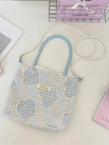 Sac fourre-tout en dentelle florale bleu clair avec bandoulière perle pour un style élégant