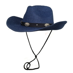 Détail du chapeau de cowboy en paille bleu foncé avec conchos argentés et cordon réglable