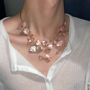 Collier bohème multicouche avec perles de coquillage roses irrégulières et pendentif