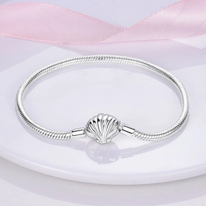 Détail du bracelet chaîne serpent en argent avec fermoir en forme de coquille et soie