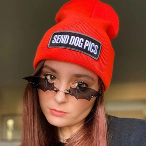 Bonnet rouge Send Dog Pics et lunettes de soleil sans monture en forme de chauve-souris