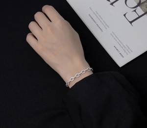 Gros plan d'un bracelet chaîne en argent sterling orné de zircons scintillants