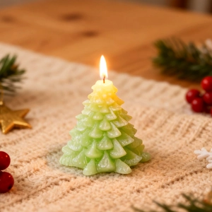 Brandende kerstboomkaars op witte gebreide stof met feestelijke winterdecoratie