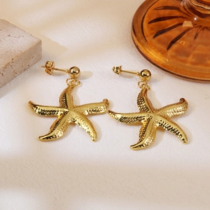 Fashionable gold starfish stud earrings made of titanium steel for a trendy marine look