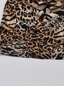 Vista macro de tela con estampado de leopardo y detalles de costuras en el dobladillo