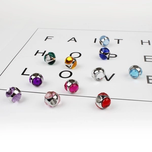 Perline di cristallo colorate scintillanti su carta a tema per braccialetti fai-da-te