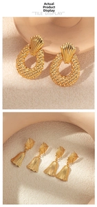 Détail de boucles d'oreilles dorées en forme de trompette et coquillage à texture ciselée