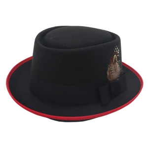 Chapeau Pork Pie noir de style anglais avec bord rouge, ruban et plume