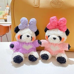 Porte-clés panda en peluche avec pulls à motifs cœurs en rose et violet
