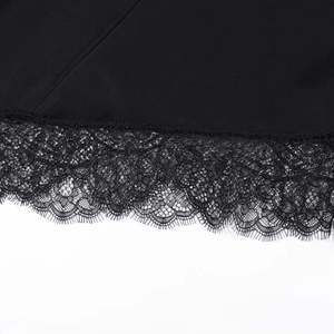 Camicia nera asimmetrica chic con intricati dettagli in pizzo e trama ricamata raffinata