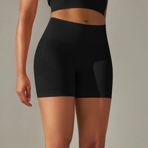 Détail du short de yoga noir sans couture à taille haute avec texture en maille côtelée
