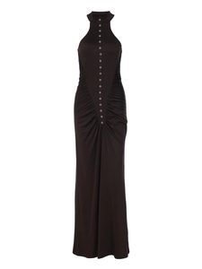 Detalle de vestido marrón oscuro con botones frontales y elegantes pliegues de cintura