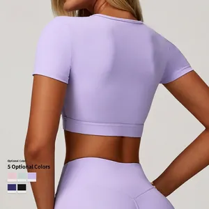 Top corto da yoga viola attillato con dettagli traforati per allenamento fitness