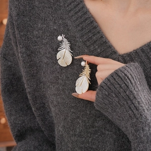 Luxury gold plated feather brooch with zircon, iridescent mother-of-pearl and pearl accent