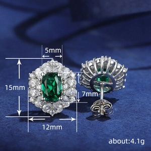 Orecchini a perno con zirconi verde smeraldo e struttura halo in metallo argento