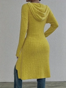 Vue arrière d'un sweat à capuche jaune à manches longues en tissu à côtes texturé