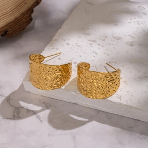Boucles d'oreilles créoles C dorées géométriques avec texture martelée et fini mat