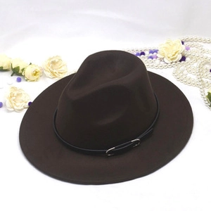 Cappello fedora marrone scuro con fascia nera, decorato con collana di perle su bianco