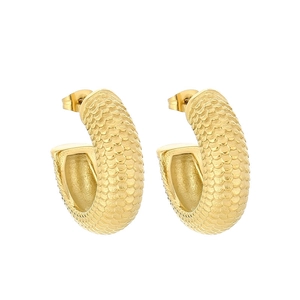 Boucles d'oreilles chic en acier inoxydable doré 18K de forme C avec texture écailles
