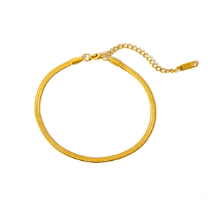 Détail d'une chaîne serpent en acier inoxydable plaqué or 18k avec poinçon S.STEEL