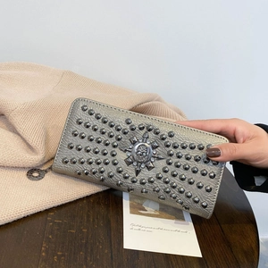 Detail der silbernen Totenkopf-Geldbörse mit Metallnieten und Lychee-Muster-Leder