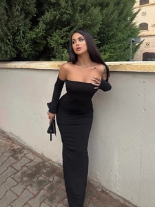 Robe longue moulante noire à épaules dénudées avec manches longues et fente