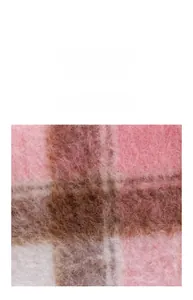 Primer plano de tela suave de lana de cordero con patrón de cuadros rosa y marrón