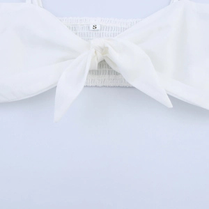 Elegantes weißes französisches Stickerei-Crop-Top mit Knotendetail und Raffung