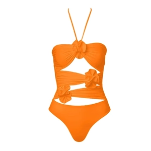 Détail du maillot de bain licou orange avec fleurs 3D et design ajouré à la taille