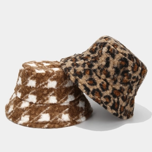 Cappelli alla pescatoras invernali in pile orsetto con stampe leopardate e muccate