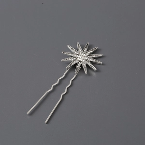 Épingle à cheveux étoile argentée avec strass scintillants pour une coiffure élégante