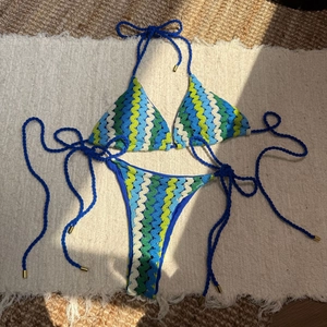 Ensemble bikini au crochet bicolore avec motifs vagues et attaches bleues ornées