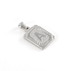 Pendentif rectangle en acier titane 18K argenté avec design texturé de la lettre A