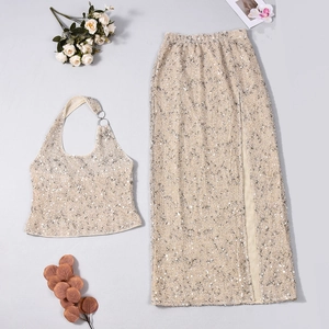 Dettaglio flat lay del set due pezzi champagne con paillettes e gonna con spacco alto