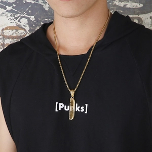 Collier hip hop avec pendentif peigne doré et chaîne vénitienne pour un look salon