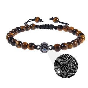 Makro-Detail des Tigerauge-Perlenarmbands mit 100 Sprachen Projektionsstein
