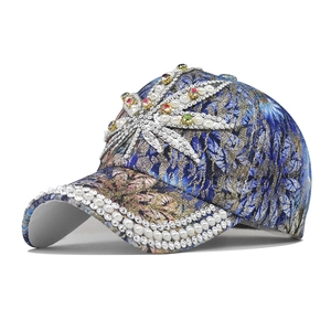 Casquette de luxe bleu marine et or avec feuille de cristal et bord en perles