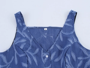 Détail de la robe en jean à col en V avec motif jacquard de feuilles et bords effilochés