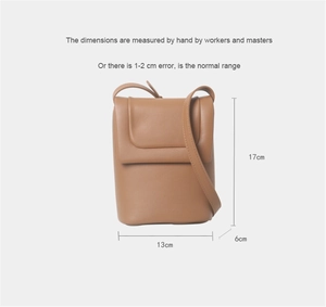 Tableau des tailles détaillé pour sac de téléphone en cuir brun de 17cm x 13cm x 6cm