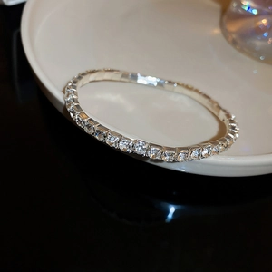 Vue macro d'un bracelet de tennis argenté serti de zircons cubiques haute densité